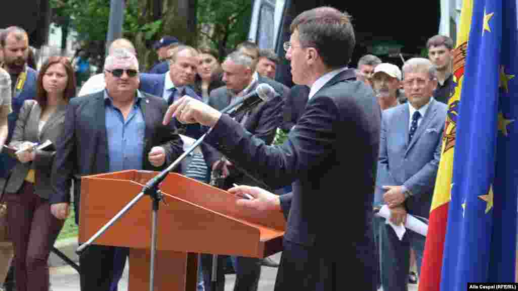 Ascultat și de unchiul său, Mihai Ghimpu...