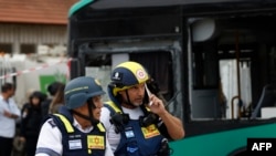 Pripadnici izraelske hitne službe na mjestu raketnog napada Hezbollaha koji je 23. marta gađao autobus u pograničnom gradu Kirjat Šmona, na sjeveru Izraela.