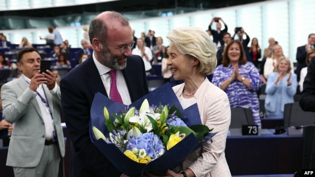 Manfred Weber duke i dhuruar lule presidentes së Komisionit Evropian, Ursula von der Leyen.