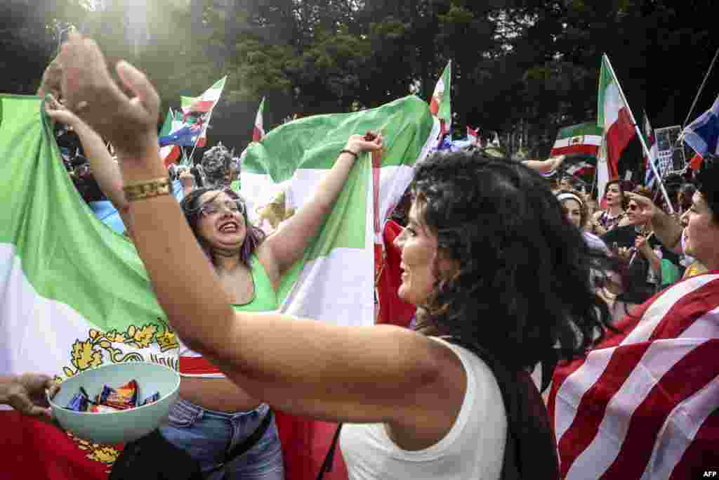 تجمع ایرانیان در سیدنی با پلاکارد و پرچم.