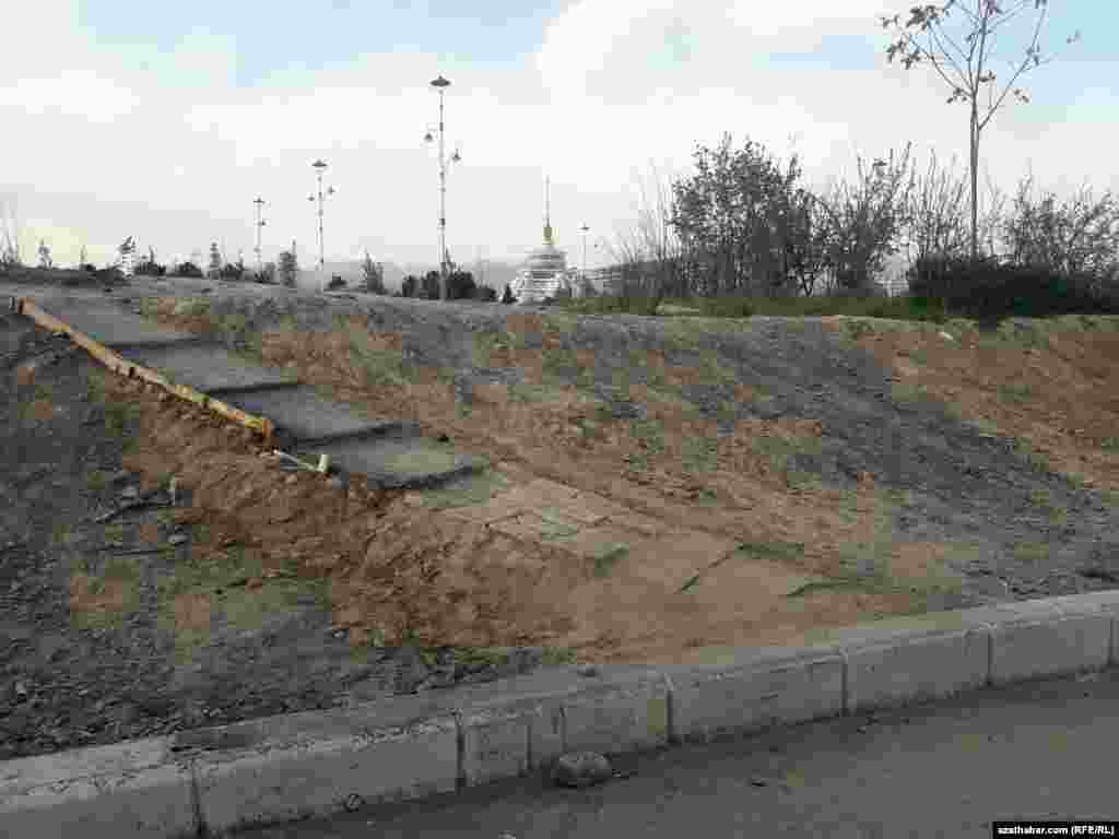 Aşgabatda pyýadalar üçin niýetlenen geçelgeleriň biri