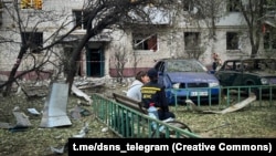 У місті пошкоджені п’ятиповерховий житловий будинок, магазин, приватні будинки, автомобілі, підприємство та будівля СТО