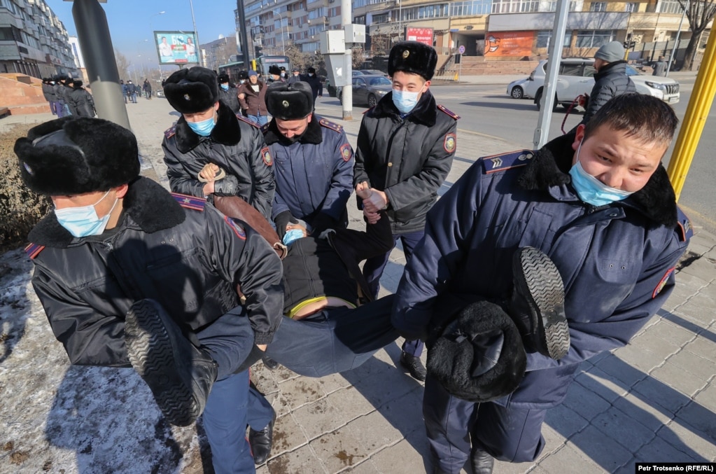 Полицейские задерживают мужчину недалеко от площади Республики. Алматы, 10 января 2021 года.