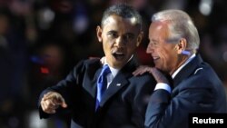 Președintele Barack Obama și vicpreședintele Joe Biden după discursul victoriei rostit la Chicago în 7 noiembrie 2012.