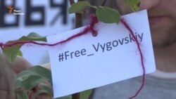 У Києві перед посольством Росії закликали «саджати дерева, а не людей» (відео)