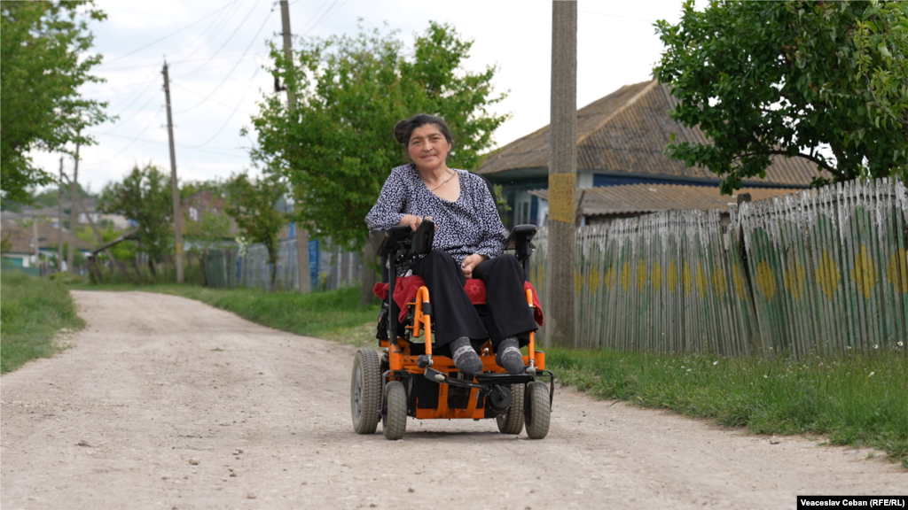 O casă moștenită de Olga Cebotari a devenit centru de zi pentru copiii romi din satul Drochia. Ei vin aici după lecții să-și facă temele, să deseneze și să citească. Fiind în scaun rulant, Olga nu a ajuns la universitate, de aceea vrea ca toți copiii să aibă o șansă la educație și un viitor mai bun.