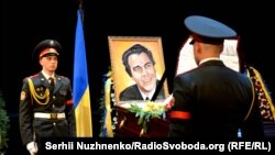 Прощання у Національній опері України з оперним співаком, режисером та політиком Дмитром Гнатюком. Київ, 4 травня 2016 року