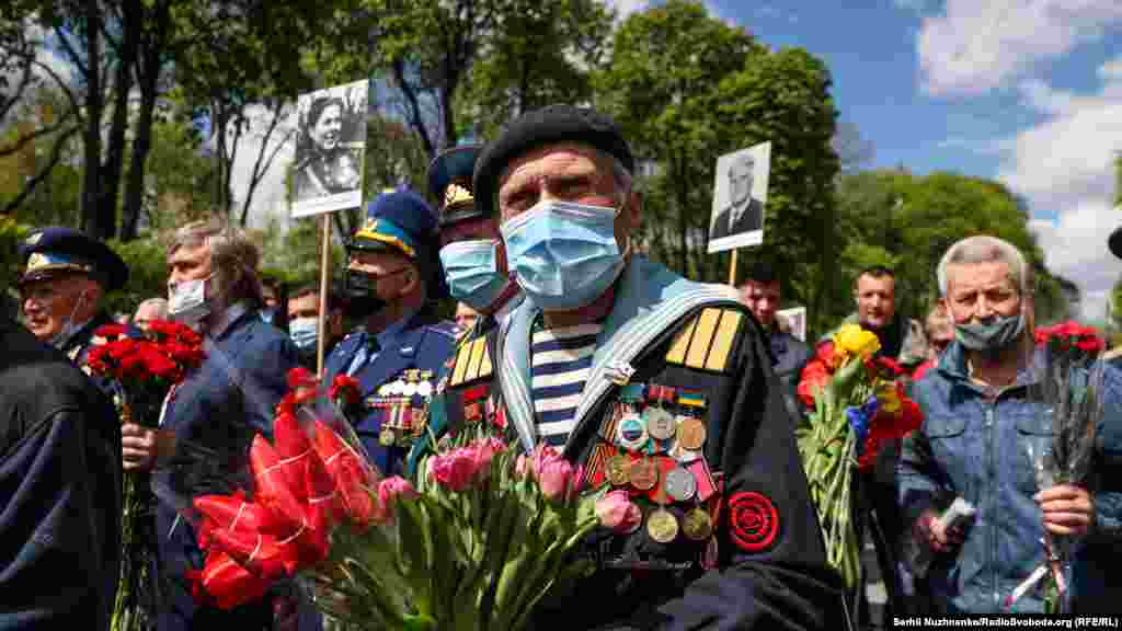 Цього року таких маршів не було. Утім, кілька різних груп людей все ж намагалися влаштувати організовану ходу до вічного вогню 