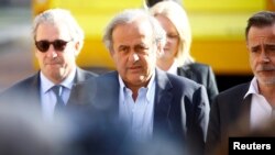 Michel Platini volt UEFA-elnök érkezik a svájci szövetségi büntetőbíróságra a svájci Bellinzonában 2022. június 8-án 