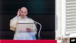 რომის პაპი ლოცავს ვატიკანში, სან პედროს მოედანზე შეკრებილ მორწმუნეებს. 5 სექტემბერი, 2021 წელი