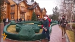Резиденция Януковича в руках протестующих