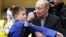 Володимир Путін демонструє прийом на чемпіонаті з дзюдо . Росія, Кемерово