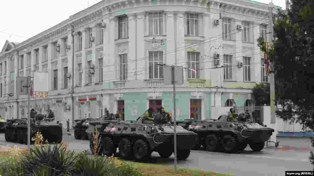 Вулицю Кірова, якою їхала важка військова техніка, оточили поліцією і Росгвардією