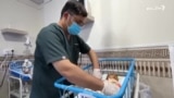 پېښور کې د مور او پلار په نه شتون کې افغان ماشوم له درملنې محروم دی

