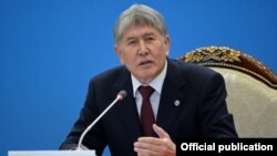 Алмазбез Атамбаєв У березні заявив, що готовий судитися з киргизькою службою Радіо Свобода «в міжнародних судах»
