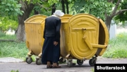 Иллюстративное фото. Пожилая женщина в Макеевке. Май 2015 года