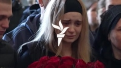Eltemették az ukrán tinédzsert és szüleit, akik a Kijevet ért orosz támadásban vesztették életüket