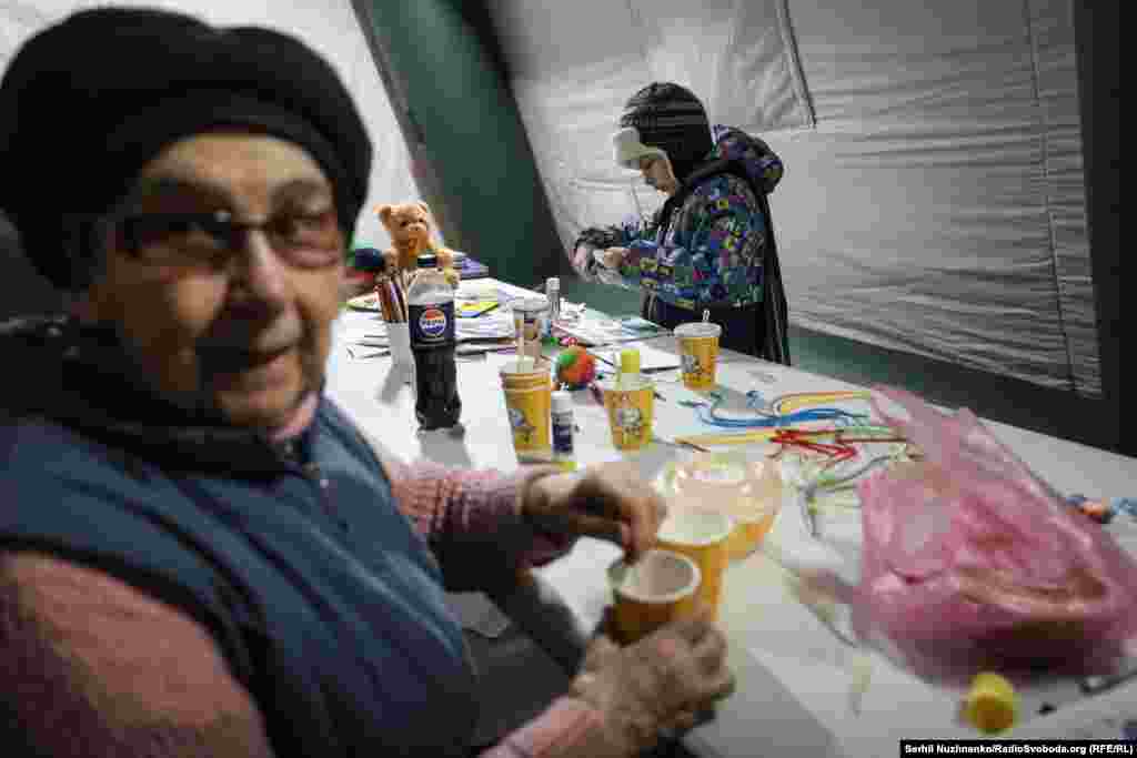 Поруч у мобільному пункті обігріву ДСНС люди можуть зігрітися, випити чаю і зарядити гаджети