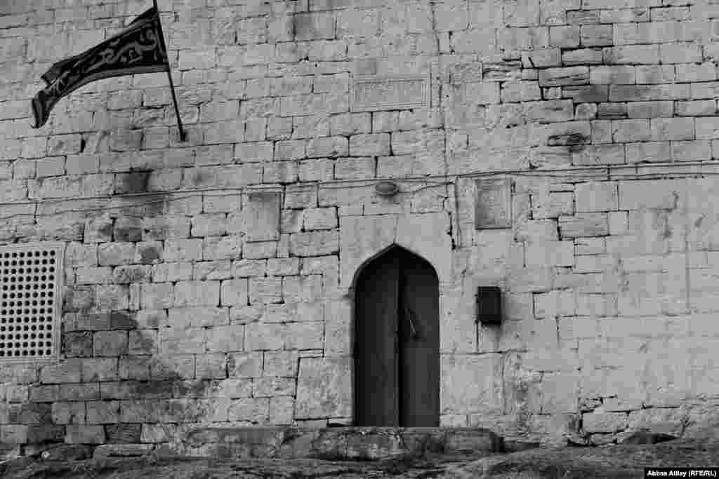 Ramana qalasının yanında başqa bir tarixi abidə mövcuddur: XVII əsrə aid məscid. Məscid bu gün də istifadə olunur.