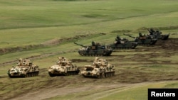 U.S. Abrams tanks on maneuvers (file photo)