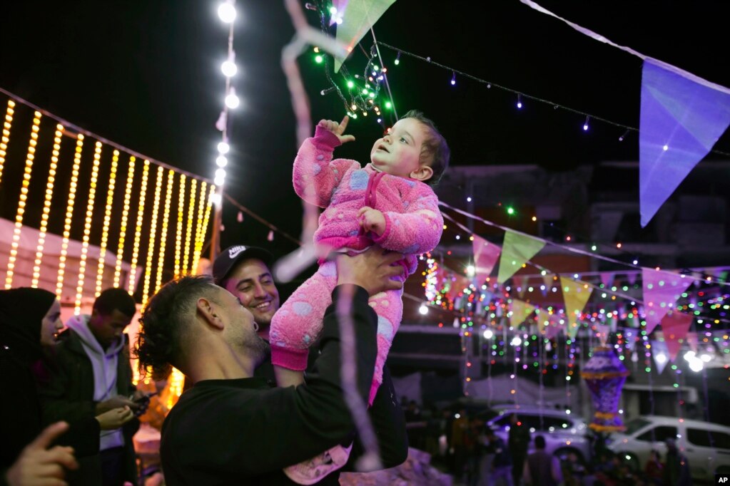 Dritat festive janë ndezur midis shtëpive të shkatërruara palestineze për muajin e shenjtë të Ramazanit në Han Jounis, në jug të Rripit të Gazës, më 28 shkurt 2025.