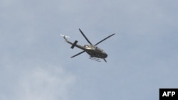 Верталёт у небе, ілюстрацыйнае фота