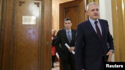 Sorin Grindeanu nu crede că Liviu Dragnea, proaspăt eliberat din penitenciar, va dori să continue cariera politică. Imagine generică din februarie 2017 cu fostul premier Sorin Grindeanu (stânga) și Liviu Dragnea (dreapta)