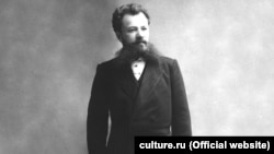 Володимир Немирович-Данченко (1858–1943) – російський театральний діяч українсько-вірменського походження, режисер, драматург і театральний критик. Він усе своє життя наголошував, що його батько був українцем, а мати вірменкою 