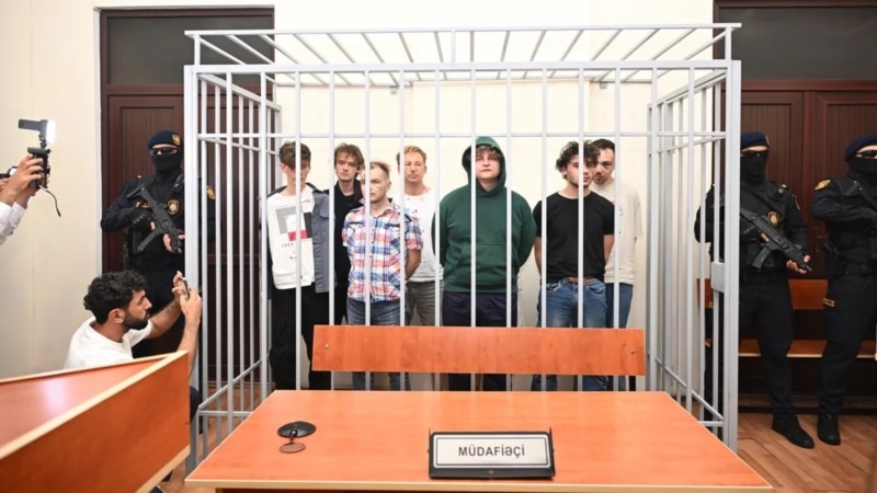 В Баку осудили двух россиян на три года по делу о киберпреступлениях