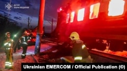 Un vagon în flăcări, după atacul rusesc cu drone asupra unui tren de pasageri în regiunea Harkov, Ucraina, 27 ianuarie 2026.