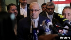 گفت‌وگوی وزیر نفت ایران با رسانه‌ها در الجزایر