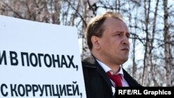 Ruski novinar Eduard Šmonin vjeruje da je bio na meti istražitelja zbog njegovog izlaganja o masovnoj krađi nafte u zapadnom Sibiru. 