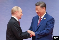 Лідер Росії Володимир Путін (ліворуч) і президент Китаю Сі Цзіньпін на церемонії відкриття саміту Шанхайської організації співробітництва (ШОС) в Тяньцзіні, Китай, 31 серпня 2025 року