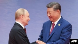 Голова Китаю Сі Цзіньпін (п) і президент Росії Володимир Путін