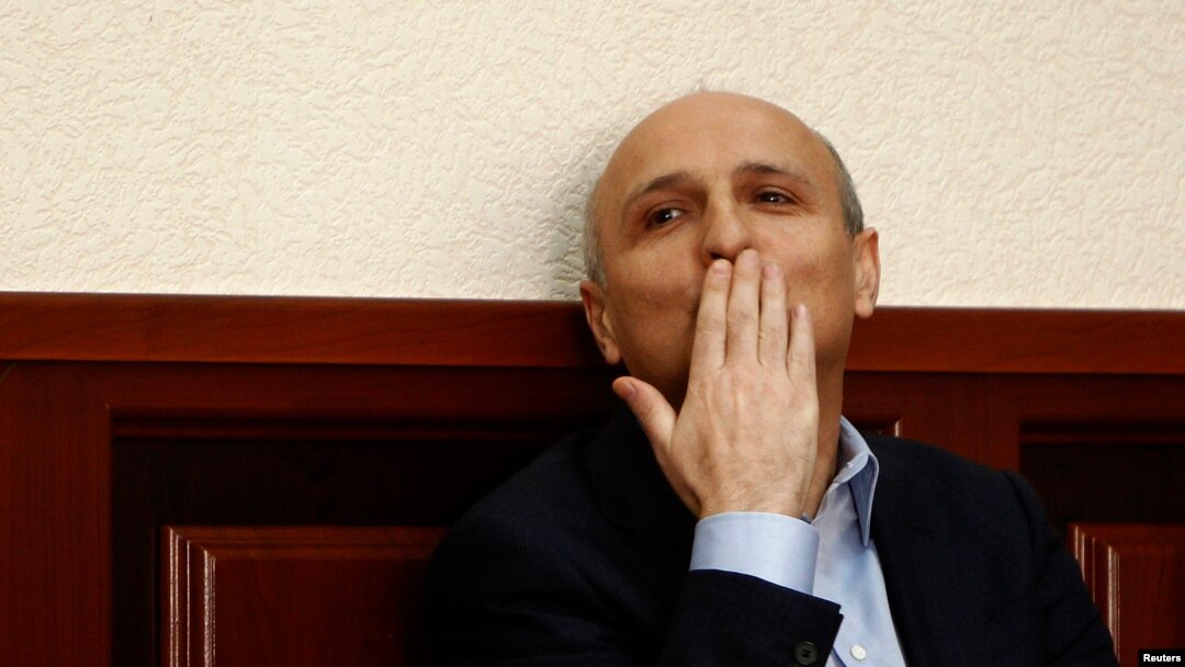 Обычно заседания по делу Мерабишвили завершались заявлением адвокатов о том, что в показаниях свидетелей ничего существенного не содержалось, а представители прокуратуры отвечали, что утверждения защиты голословны и вина генсека «Нацдвижения» будет доказана. Но сегодня все пошло наперекосяк