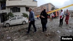 گروهی از مردم در نزدیکی یک منطقهٔ محصورشده در تهران پس از بمباران‌های آمریکا و اسرائیل