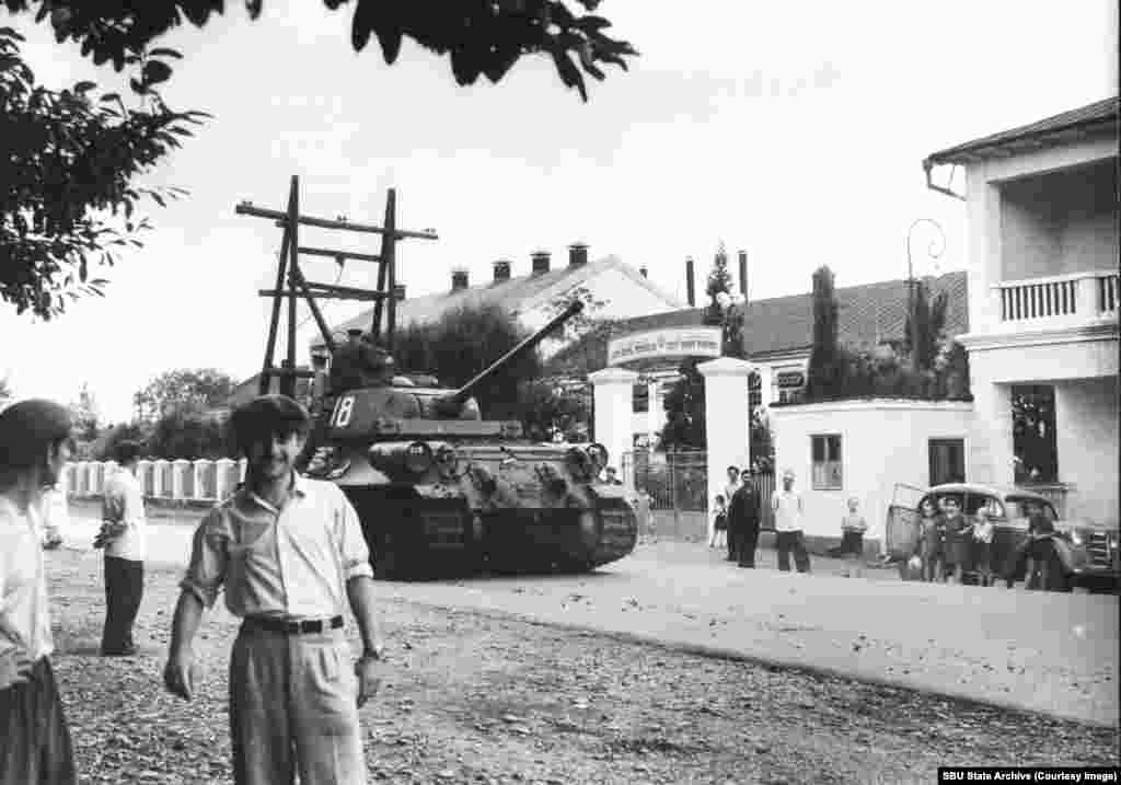 A&nbsp;T-34-85, an&nbsp;upgraded version produced from 1944,&nbsp;on a street&nbsp;in Odessa, U.S.S.R., in 1963. This photo was taken by French citizen Julien Galeotti, who was accused of spying and expelled from the Soviet Union.&nbsp;