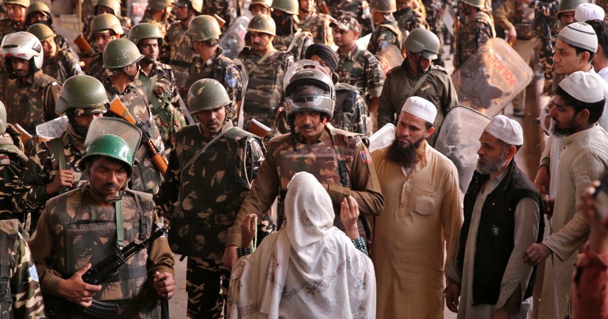 Үнді әйелі моншада жуынуда