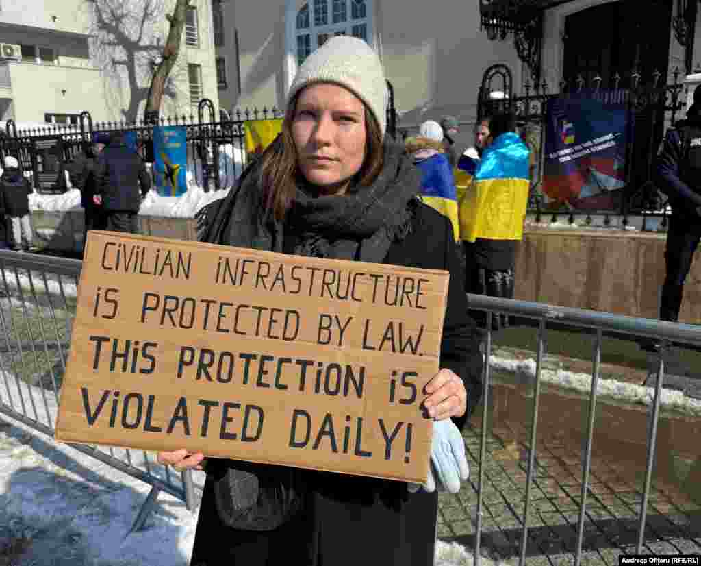 Alexandra, 36 de ani, este de fel din Kiev. A ajuns la București pe 1 martie 2022, fugind împreună cu fetița ei (în vârstă acum de 6 ani) din calea bombelor.În prezent lucrează ca arhitect. Ar vrea să se întoarcă în Ucraina, dar în condițiile actuale, acest lucru nu e posibil. „Nu ne așteptam ca, după 4 ani, să mai avem război. Stau in România pentru că nu am vrut niciodată să fiu departe de Ucraina”, a spus Alexandru.„Românii sunt asemănători cu noi. Aici ne simțim aproape ca acasă”.