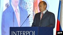 Vladimir Putin vorbind la o reuniune a Interpolului la St. Petersburg.