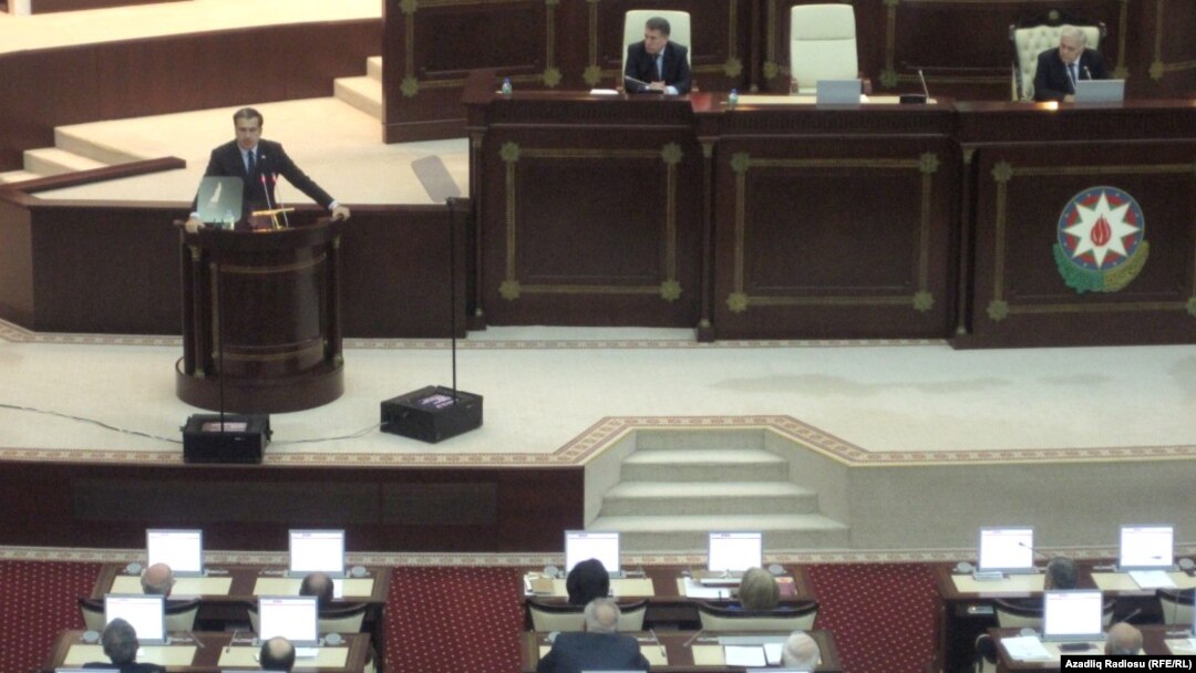 Gürcüstan prezidenti M.Saakashvili Azərbaycan parlamentində çıxış edərkən