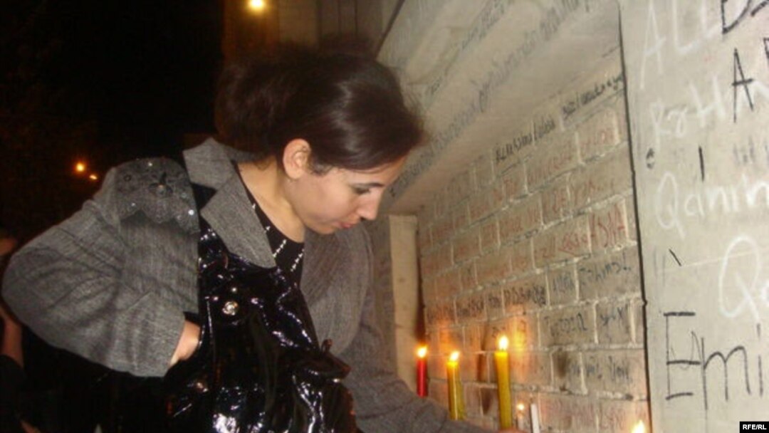 İnsanlar qətliamın qurbanlarını anır, 2 may 2009