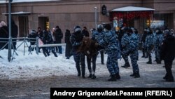 Протест и подавление: полиция с росгвардией vs сторонники Навального в Казани 