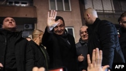 Prim-ministrul interimar al Kosovo și lider al Mișcării Vetevendosje (LVV), Albin Kurti, sărbătorește rezultatele alegerilor alături de susținătorii săi la Priștina, pe 28 decembrie 2025.