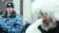 Азаматтарды бақылап тұрған ресейлік полиция.(Көрнекі сурет)