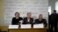 Сінавер Кадиров, Ескендер Барієв і Абмеджит Сулейманов (зліва-направо) на прес-конференції в Сімферополі