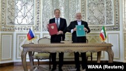 جواد ظریف (راست)، وزیر خارجه ایران با سرگی لاوروف، وزیر خارجه روسیه