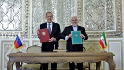 محمدجواد ظریف و سرگئی لاوروف در مراسم امضای توافقی در تهران، ۲۴ فروردین ۱۴۰۰
