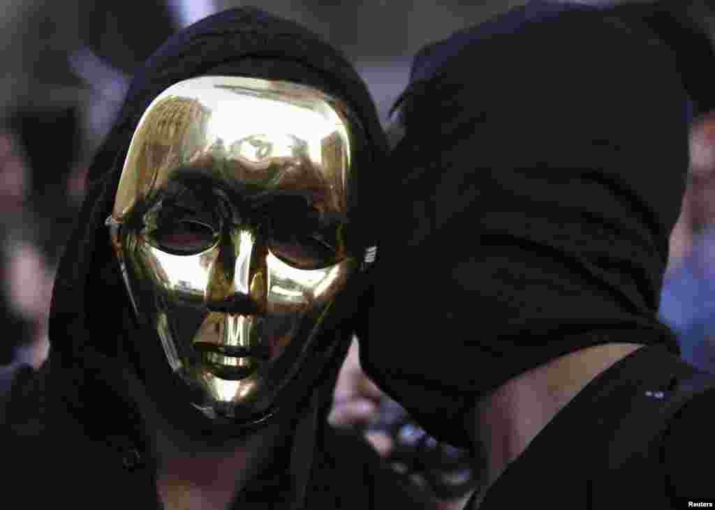 Membri ai grupării antiprezidențiale din Egipt Blocul Negru la un protest &icirc;mpotriva președintelui Mohamed Morsi și a Frăției Musumane &icirc;n fața Procuraturii Generale de la Cairo.