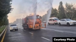 Пойтахт Тошкентда асосий кўчаларга сув сепилмоқда.
